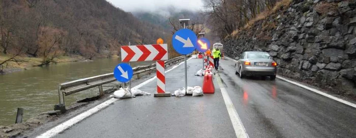 DN 7 / E 81, pe Valea Oltului - locul unde s-a surpat drumul după ce zidul de sprijin s-a prăbuşit în Olt, la Câineni - Vâlcea Foto Adevărul