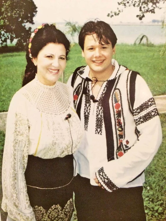 Irina şi Fuego au dat lovitura cu piesa ”Împodobeşte, mamă, bradul!”