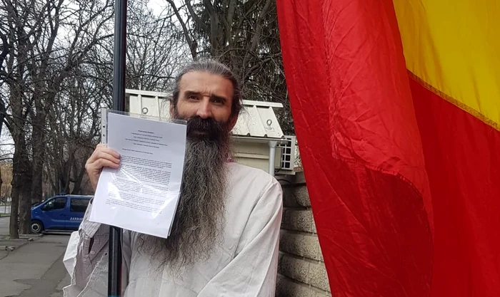 Aflat în arest la Rahova, „Stegarul dac” s-a căţărat pe acoperişul bucătăriei Penitenciarului. El riscă zece zile la izolare