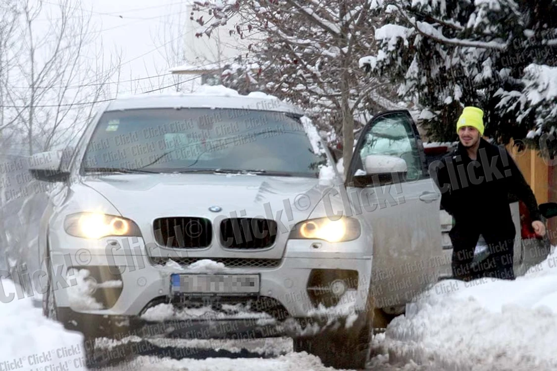 După ce s-a chinuit minute bune  să parcheze...(Fotografii: Alex Muscaliu)