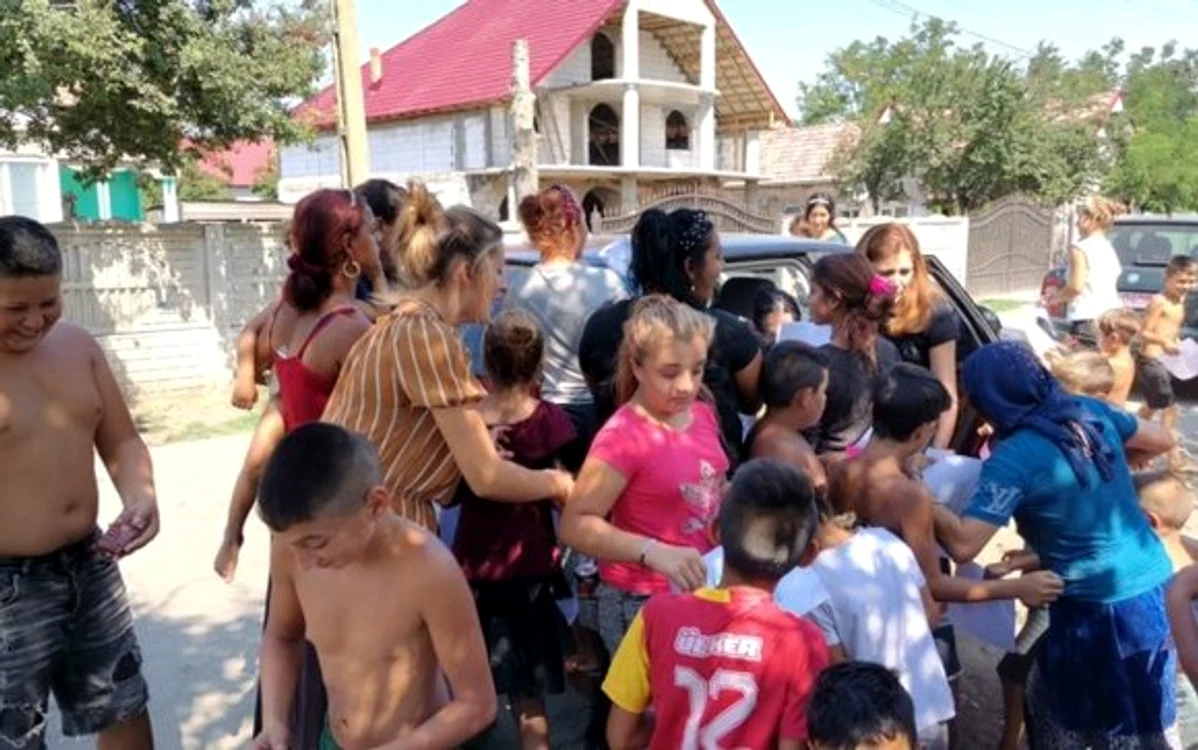 
    Toți copiii primesc dulciuri  după activitățile făcute  alături de consilierul școlar  