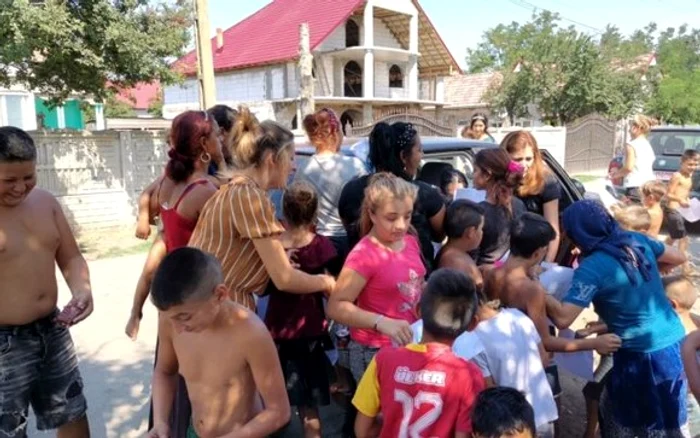 
    Toți copiii primesc dulciuri  după activitățile făcute  alături de consilierul școlar  