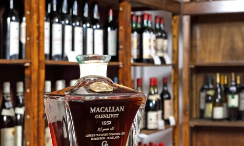 Sticla de whiskey Macallan Glenlivet 1952 a fost pusă în licitație la prețul de 1200 de euro și a fost luată acasă cu 2500 de euro jpeg