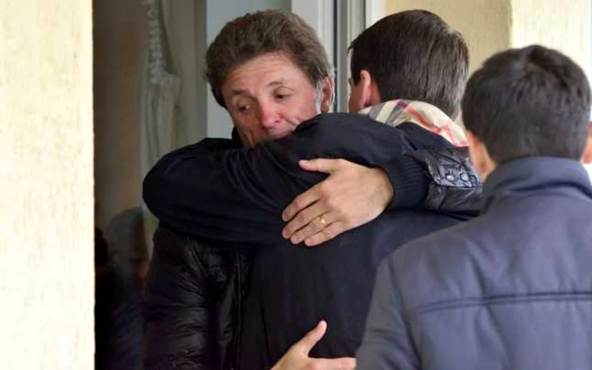Gica Popescu este imbratisat in timpul inmormantarii tatalui sau FOTO Mediafax