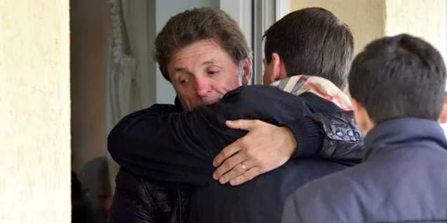 Gica Popescu este imbratisat in timpul inmormantarii tatalui sau FOTO Mediafax