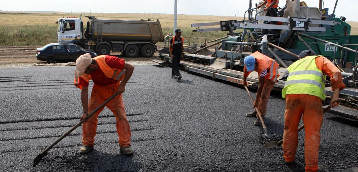 Constructorii autohtoni de drumuri se bat cu marile consorţii internaţionale pentru a câştiga contracte cu statul FOTO Adevărul