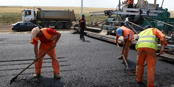 Constructorii autohtoni de drumuri se bat cu marile consorţii internaţionale pentru a câştiga contracte cu statul FOTO Adevărul