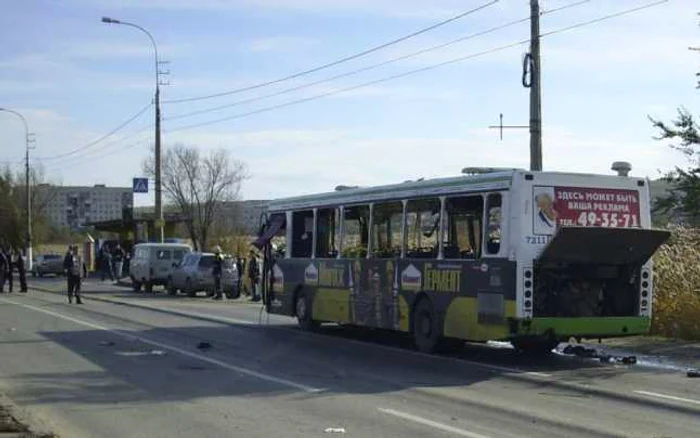 Autobuzul distrus în urma deflagraţiei FOTO Reuters