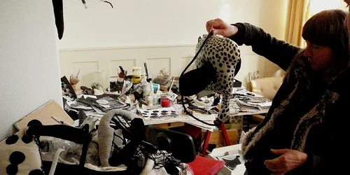 Katalin Moldvai în atelierul său de lucru din Germania, oraşul Baden Baden