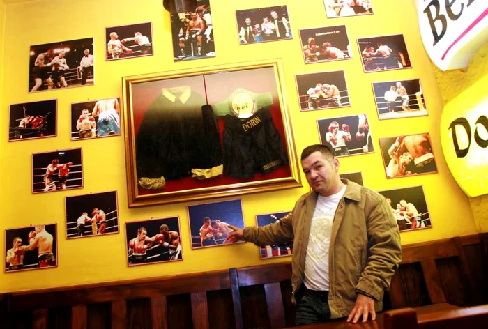 Pereţii pub-ului sunt „tapetaţi“ cu fotografii din meciurile pugilistului