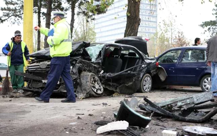 Poliţiştii cercetează cauzele accidentului