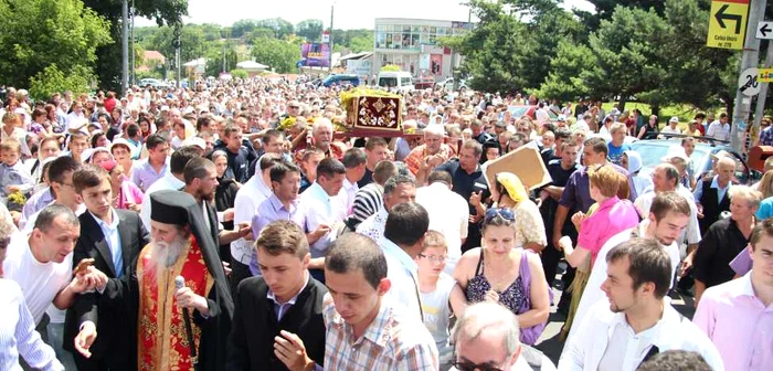 Mii de oameni particiă anual la procesiunea de Sânziene din municipiul Suceava. FOTO: Adevrul