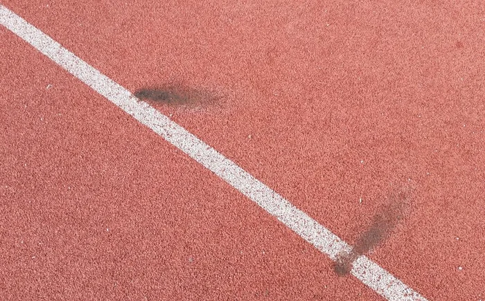 Pista de atletism prezintă arsuri Foto: pandurul.ro