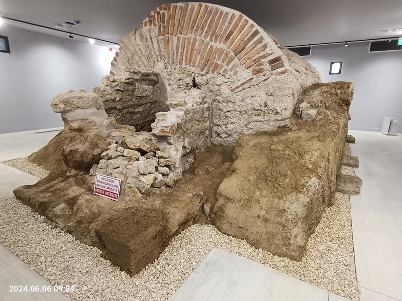 Comorile vechiului Tomis, mărturii ale grecilor și romanilor. Hypogeul este închis, deși lucrările au fost inaugurate, iar Edificiul Roman cu Mozaic este încă în șantier