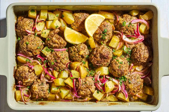 Cum prepari chiftele grecești la cuptor cu cartofi / foto: The Mediterranean Dish