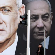 Afis electoral cu Benny Gantz si Benjamin Netanyahu FOTO EPA-EFE