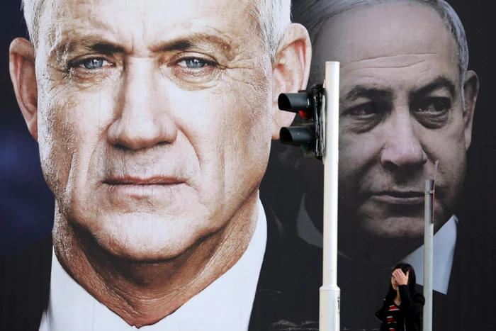 Afiş electoral cu Benny Gantz (primul din imagine) şi Benjamin Netanyahu FOTO EPA-EFE