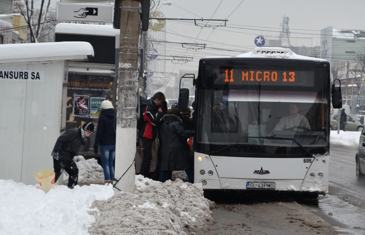 Gălăţenii profită de gratuitatea temporară a transportului în comun Foto: Marius Mototolea