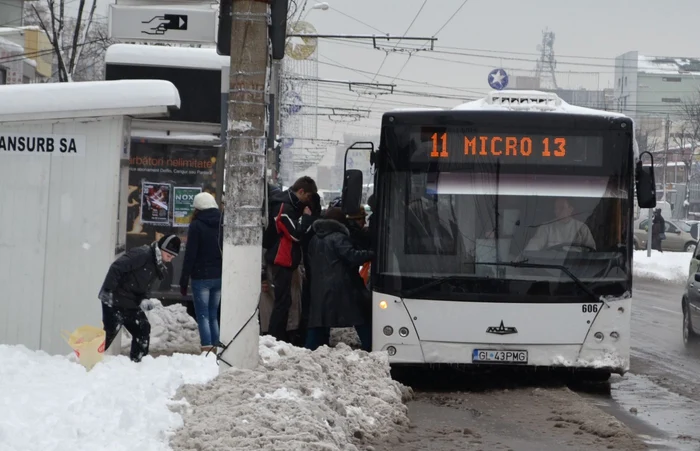 Gălăţenii profită de gratuitatea temporară a transportului în comun Foto: Marius Mototolea