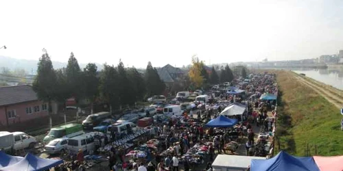 FOTO Râmnicenii o duc atât de rău încât nu-şi mai cumpără haine nici din târgul de vechituri din Goranu