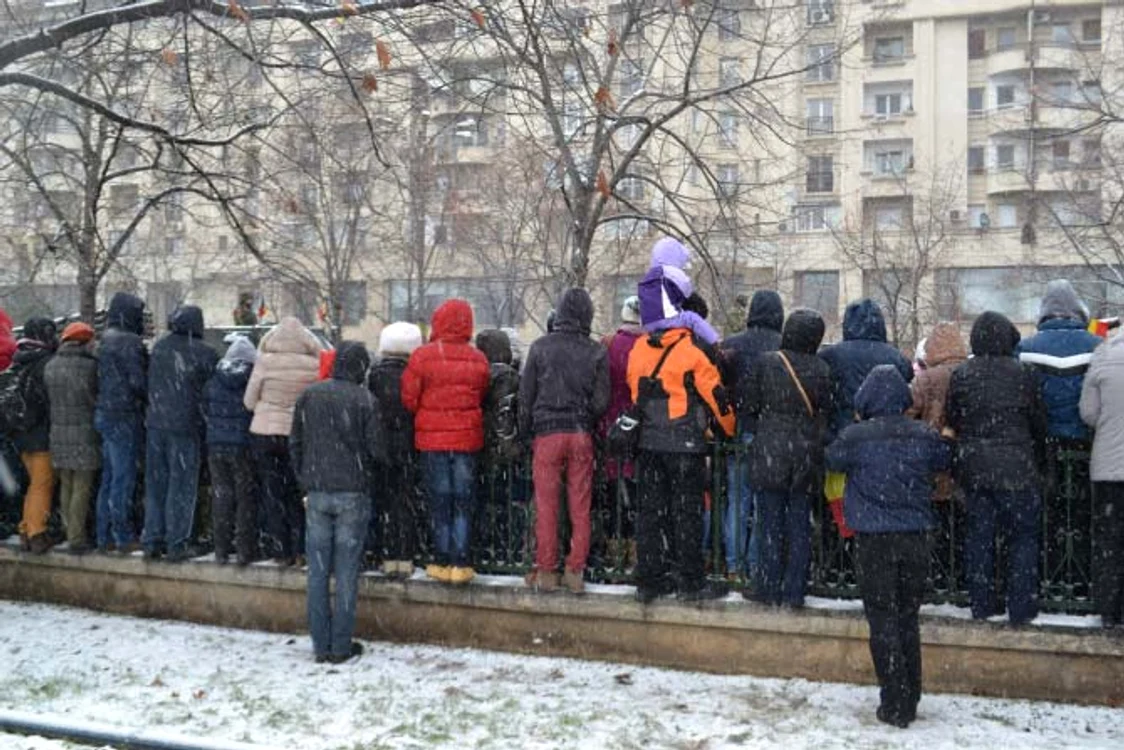 Cam așa s-a urmărit parada de Ziua Națională de către cei care nu au prins loc în primul rând 