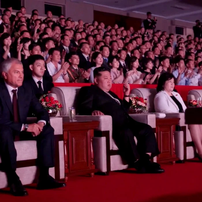 Kim Jong-un, în timpul spectacolului. FOTO captură video