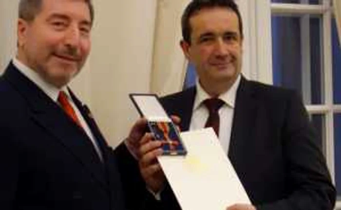 Werner Braun (dreapta) a primit decoraţia de la ambasadorul Germaniei la Bucureşti FOTO Ambasada Germainei