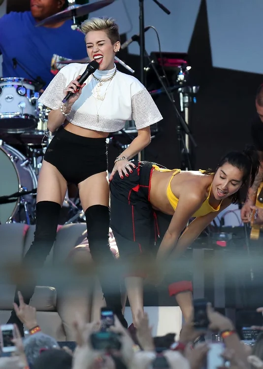 Miley Cyrus cu dansatoarele ei (Foto: Splash)