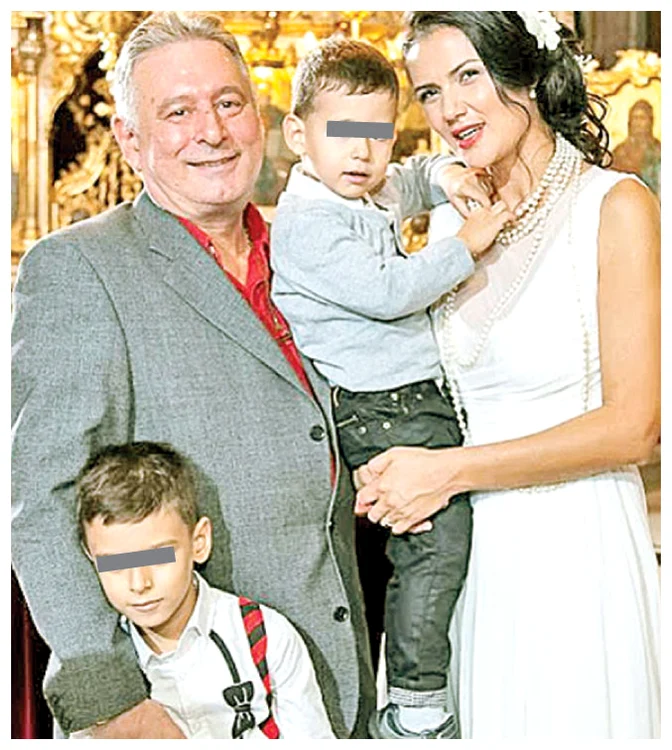Politicianul, Carmen Olteanu și fiii lor, Ștefan (9 ani) și Ion (7 ani)