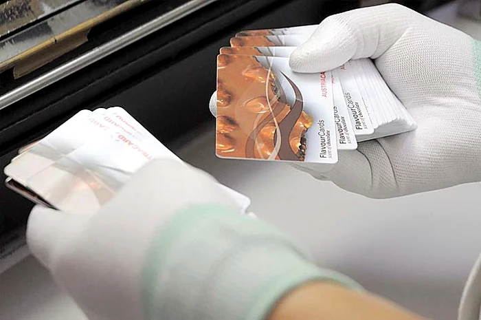 Pasul 3. Personalizare. Cardul primeşte datele de  identificare ale viitorului posesor