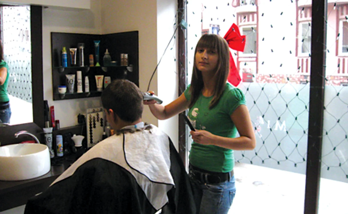 Bărbaţii sunt mai pretenţioşi şi mai fideli stiliştilor şi cosmeticienilor