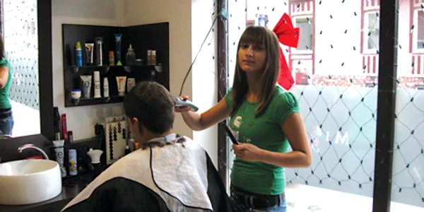Bărbaţii sunt mai pretenţioşi şi mai fideli stiliştilor şi cosmeticienilor