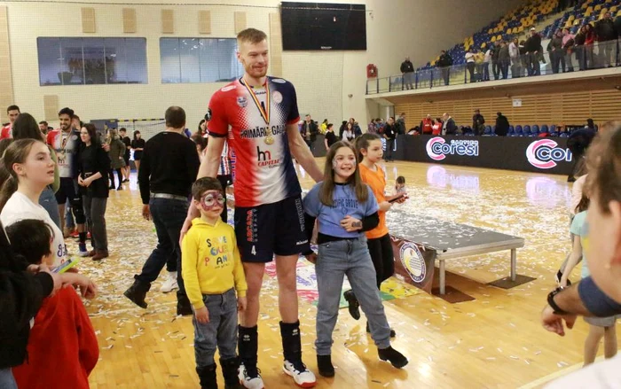 Toți copiii din sală au vrut să facă poză cu Vasile Talpă (FOTO: FRV)