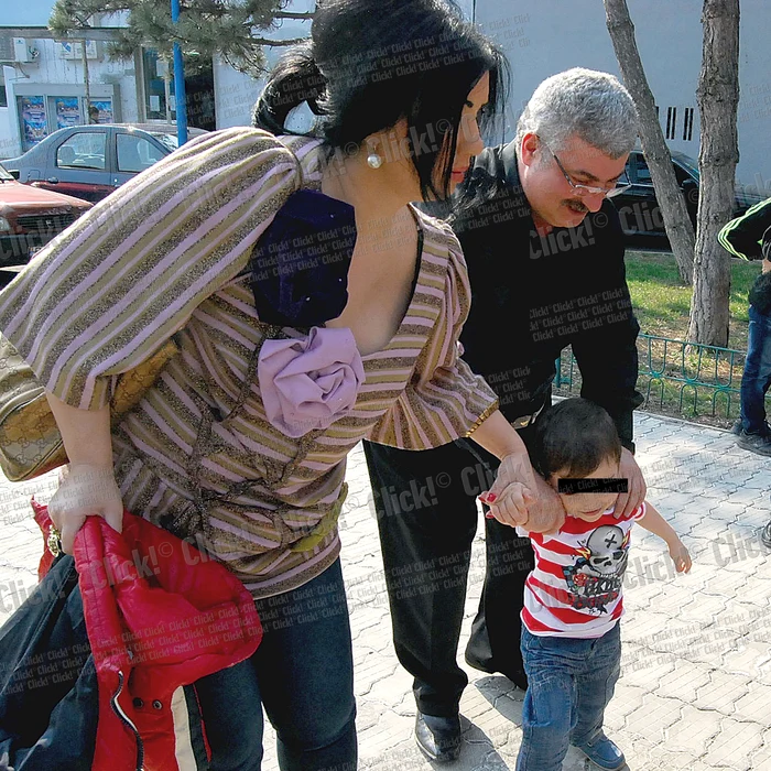 Copilul a fost ţinut de ambii părinţi de mână, ca să nu poată fugi