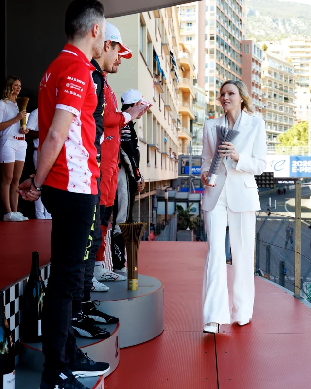 Charlene de Monaco, splendidă în alb la premierea Monaco E Prix