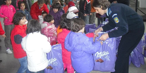 Jandarmii le-au dat cadouri copiilor de la centrul din Cehu