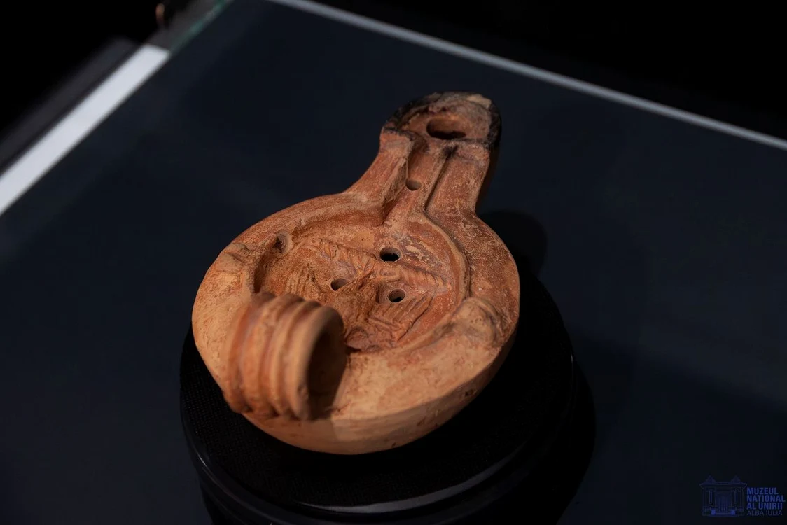 Opaiț roman decorat cu acvila imperială (© Muzeul Național al Unirii Alba Iulia)