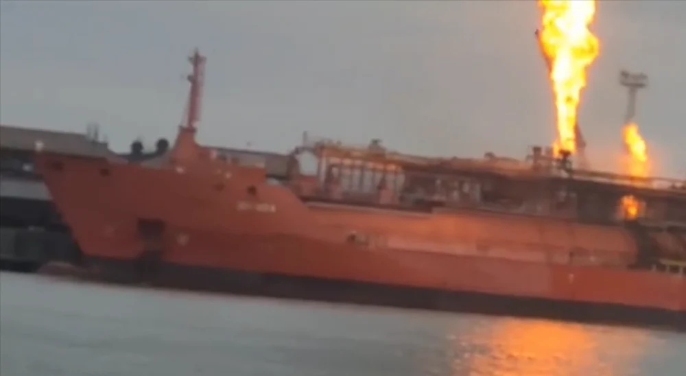 Atac lângă granița României: O navă cu 4.000 de tone GPL este în flăcări după un bombardament rusesc. O localitate din Tulcea a fost complet evacuată