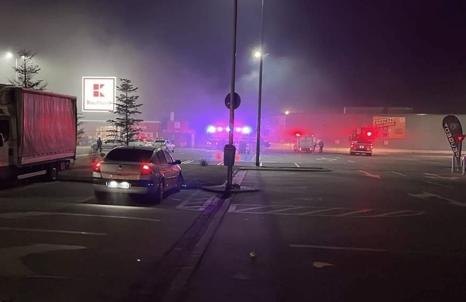 Incendiu la un supermarket din Slatina. Mai multe autospeciale de pompieri au ajuns la fața locului