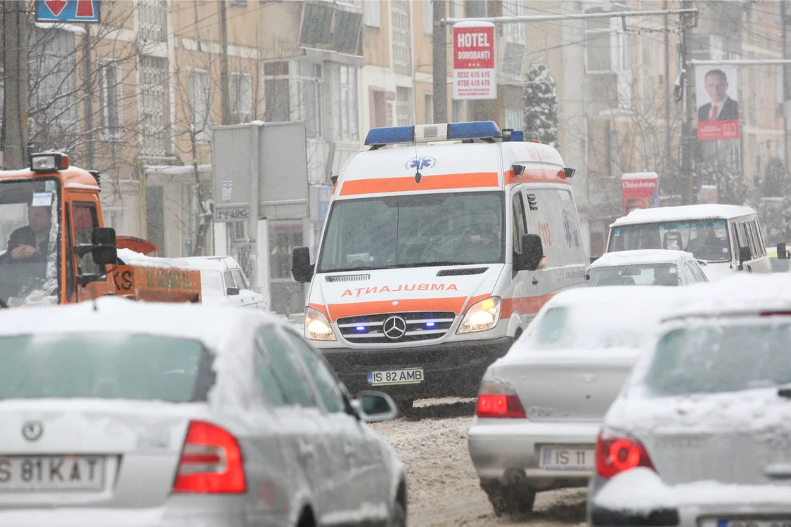 Ambulanţele sunt la un pas să rămână blocate în nămeţi