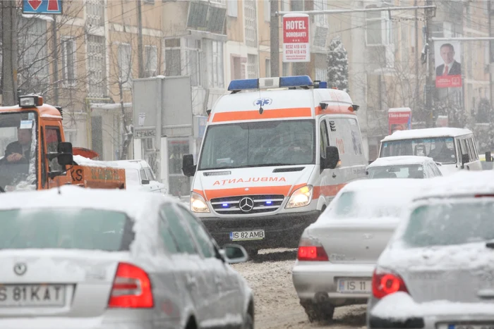 Ambulanţele sunt la un pas să rămână blocate în nămeţi