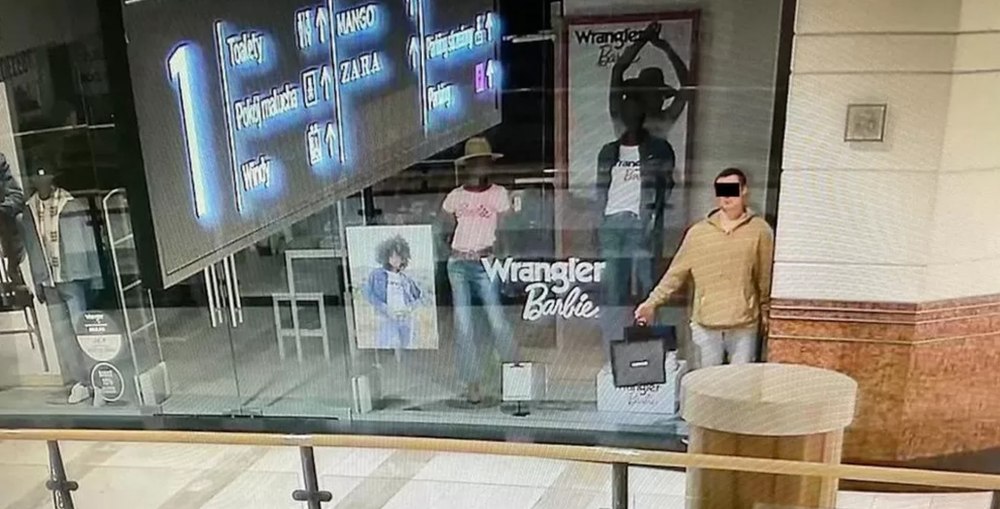 Un polonez s-a prefăcut că e manechin pentru a da o spargere la mall. Ce a furat