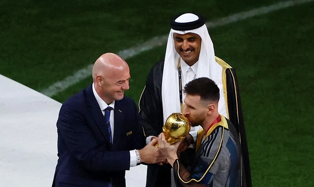 Lionel Messi a primit Cupa Mondială de la Gianni Infantino, aflat alături de Emirul din Qatar.