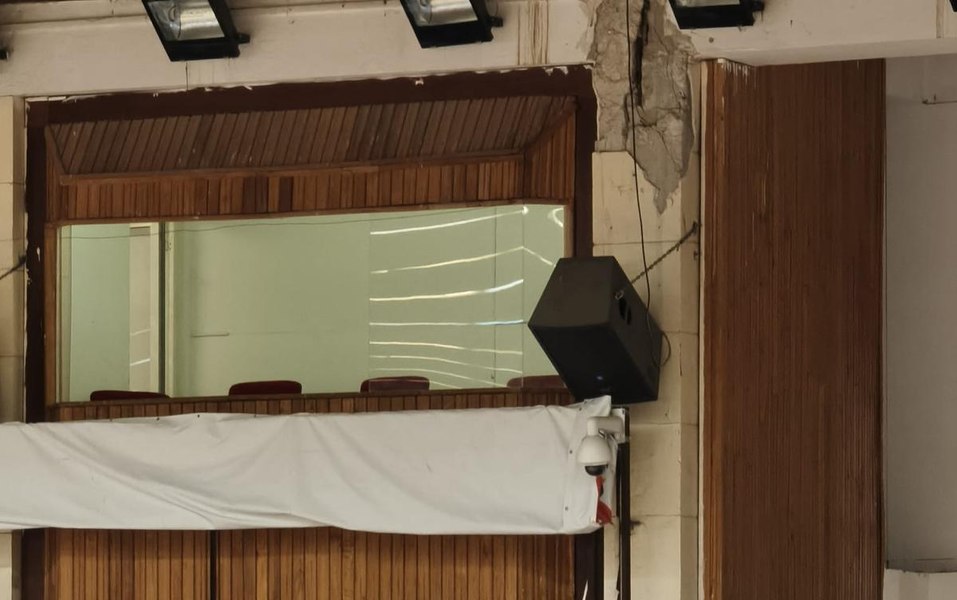 Sala Sporturilor din Constanța a fost închisă publicului, după ce a devenit pericol public. Tencuiala cade în capul oamenilor, iar subsolul clădirii este plin de apă