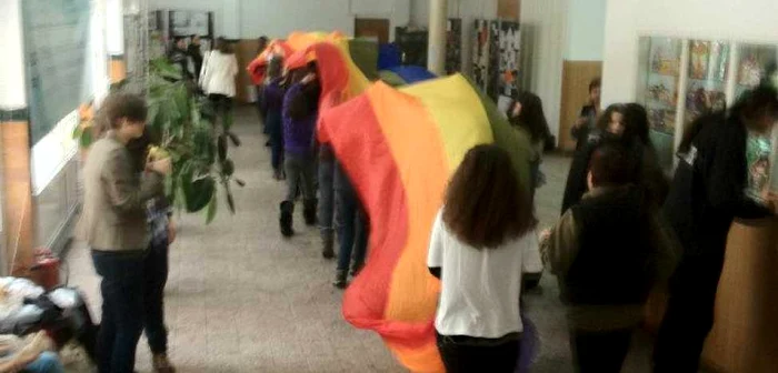 Steagul gay purtat de elevi pe holurile Colegiului Naţional "George Coşbuc" FOTO: Roxana Marin/Facebook