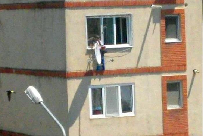 
    Un puşti de 4 ani, din Lugoj, a fost salvat de fratele mai  mare după ce a rămas agăţat de o fereastră, la etajul treiFoto: lugojinfo.ro  