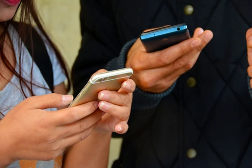Generația ”născută cu telefonul în mână” nu prea are încredere în ea Foto: Pixabay