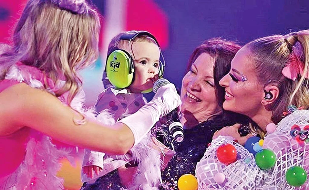 Delia, sora ei, mama lor şi micuţa Jessie, împreună pe scena de la Sala Palatului, la spectacolul Acadelia