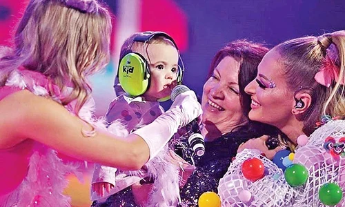 Delia, sora ei, mama lor şi micuţa Jessie, împreună pe scena de la Sala Palatului, la spectacolul Acadelia jpeg