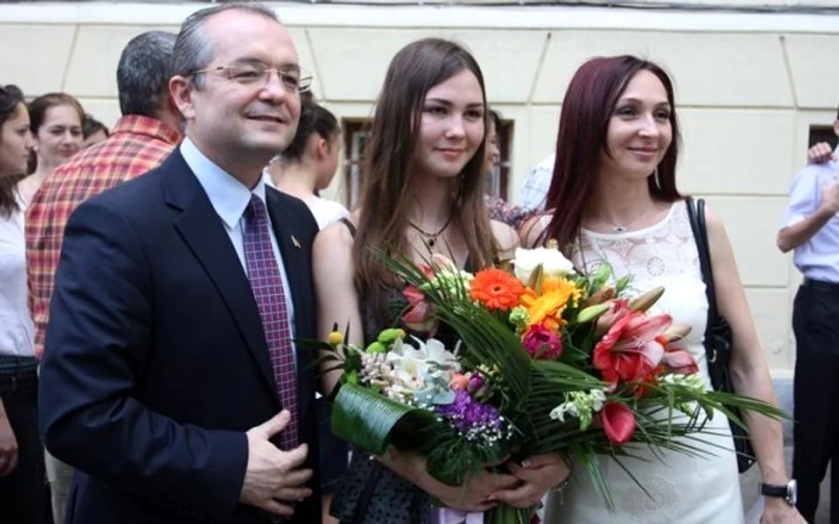 
    Rezultate Bac 2015. Fiica fostului premier a obţinut o medie mare la examenul maturităţiifoto: ştirileprotv.ro  
